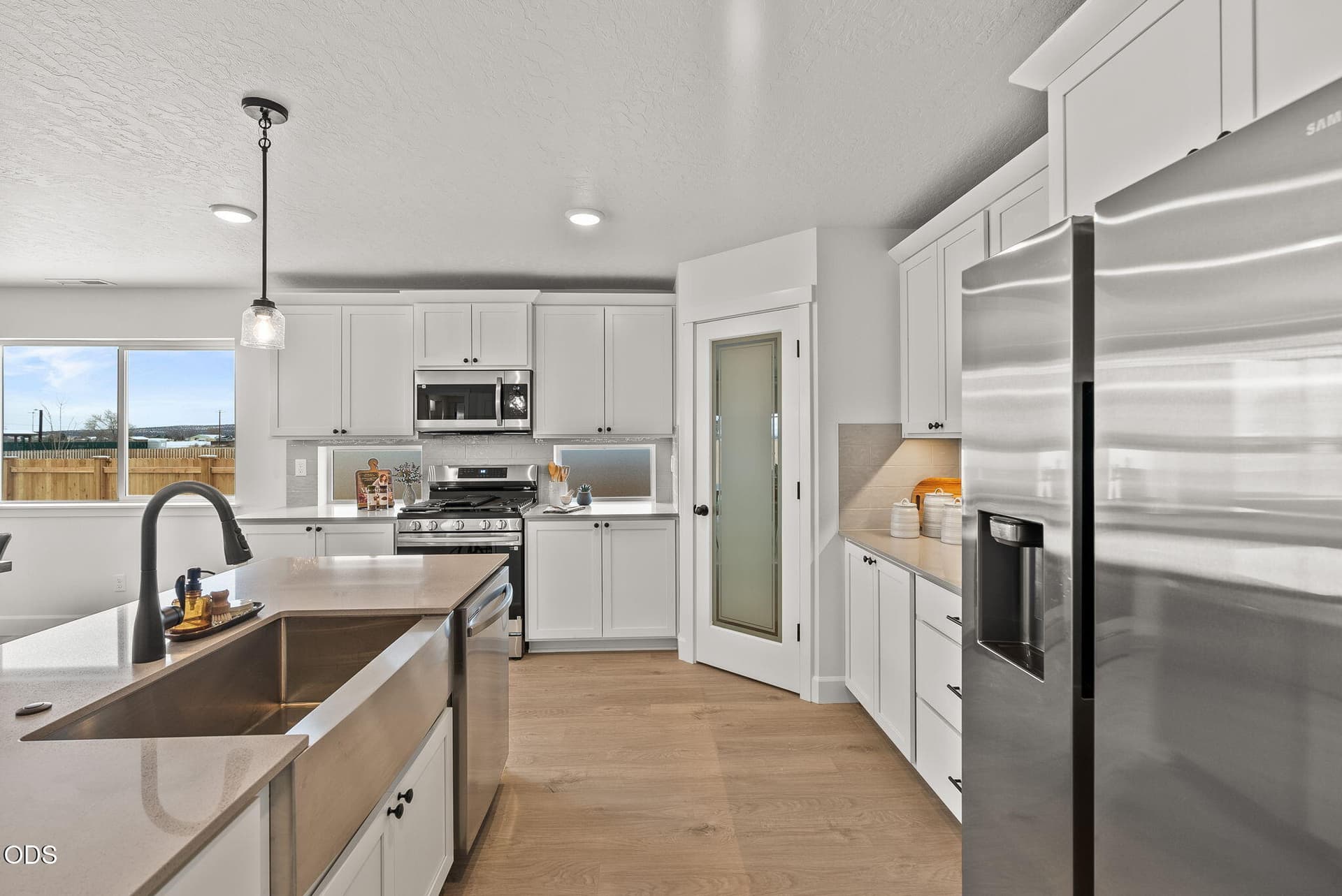 Side View of kitchen. Photo 5 of 29, 1732 NE Hudspeth Road Unit Lot 157, Prineville, OR 97754