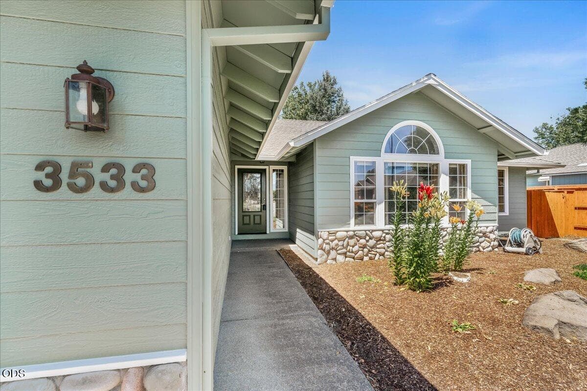 03-Home Entry. Photo 3 of 37, 3533 Alderwood Drive, Medford, OR 97504