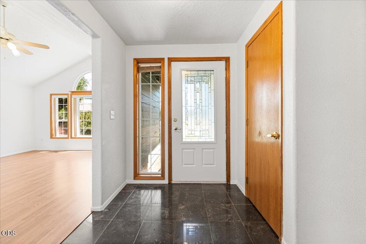 04-Entry. Photo 4 of 37, 3533 Alderwood Drive, Medford, OR 97504