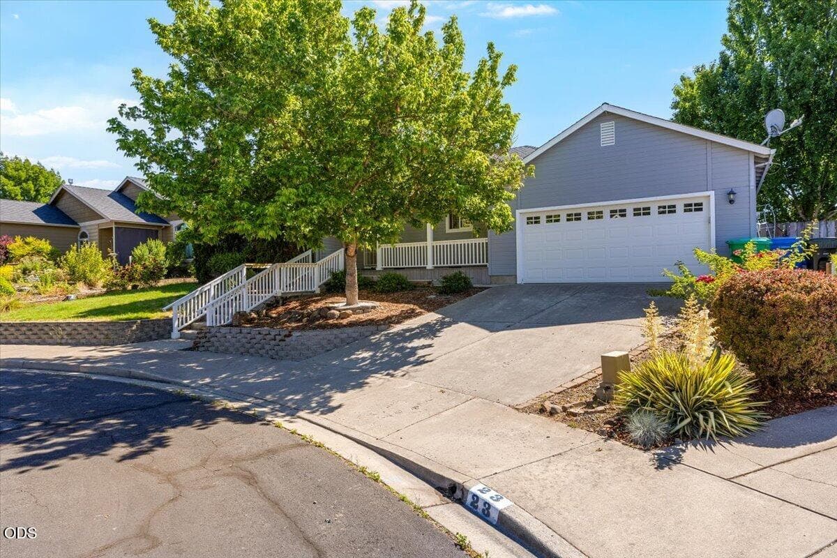 02-CI_5896. Photo 1 of 29, 17 Meadowfield Circle, Eagle Point, OR 97524