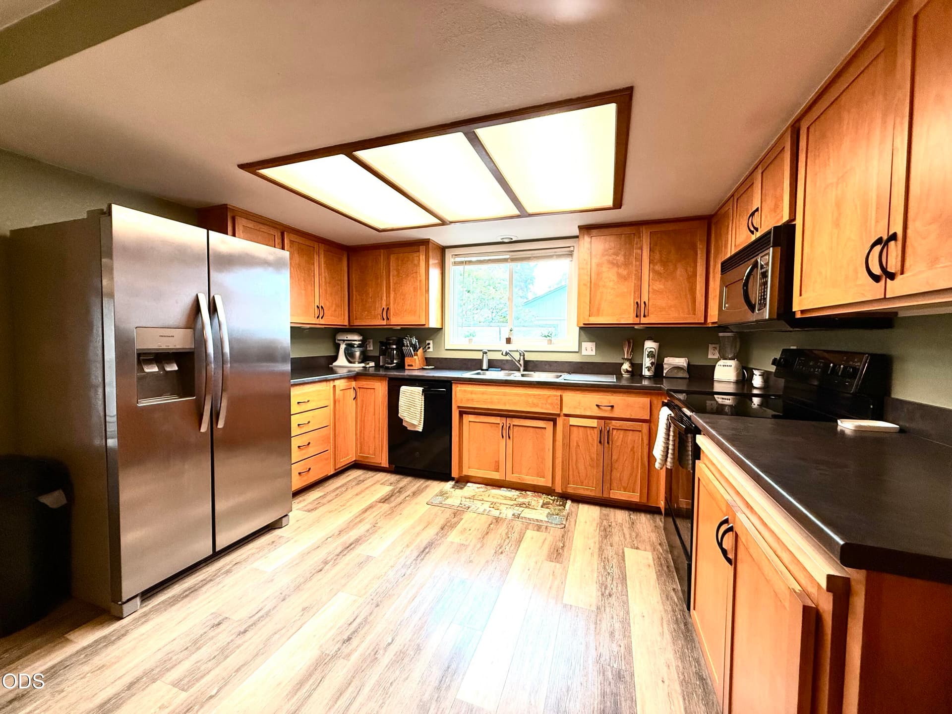 Kitchen. Photo 2 of 23, 1002 Angler Lane, Grants Pass, OR 97527