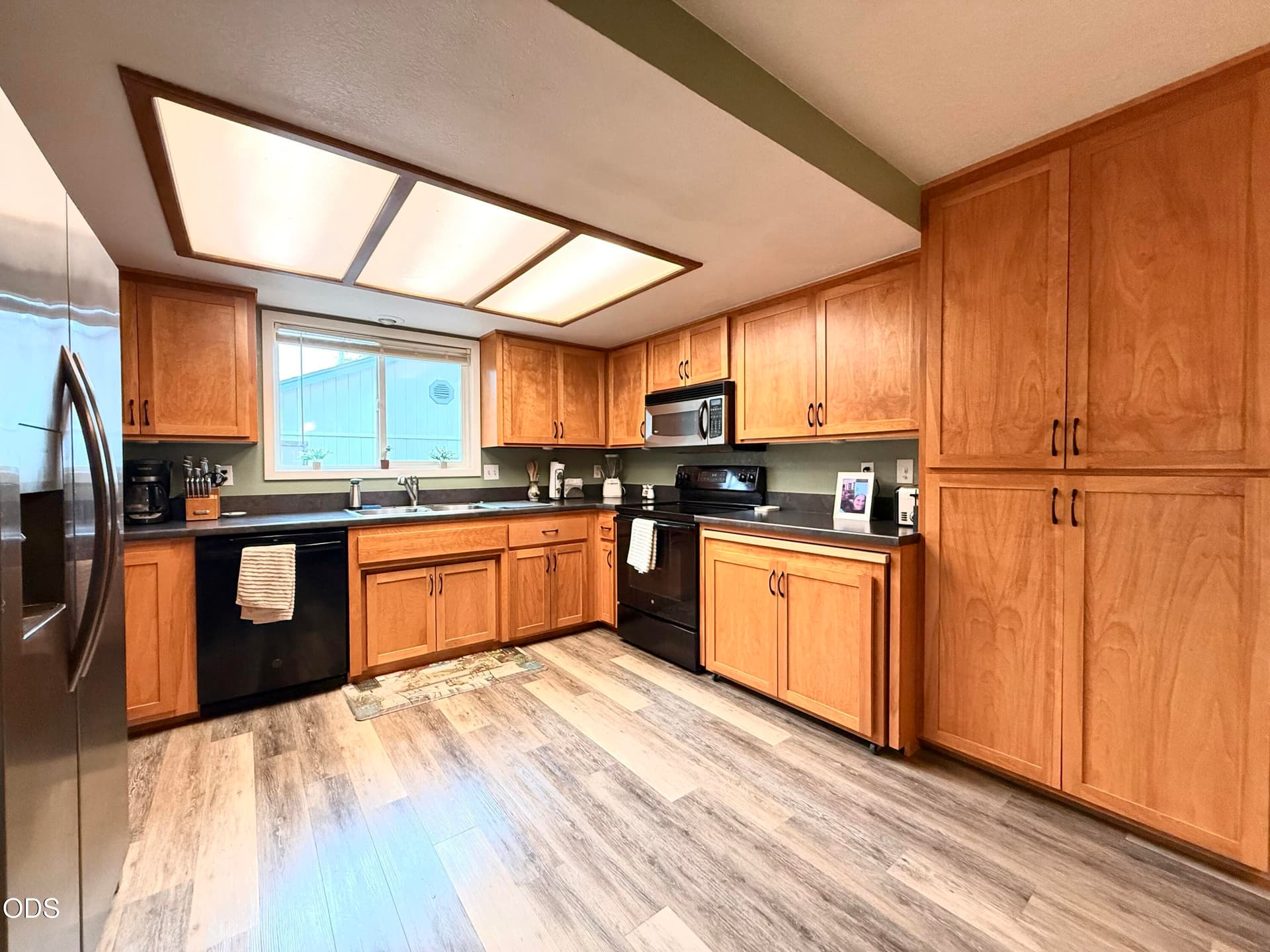 Kitchen. Photo 3 of 23, 1002 Angler Lane, Grants Pass, OR 97527