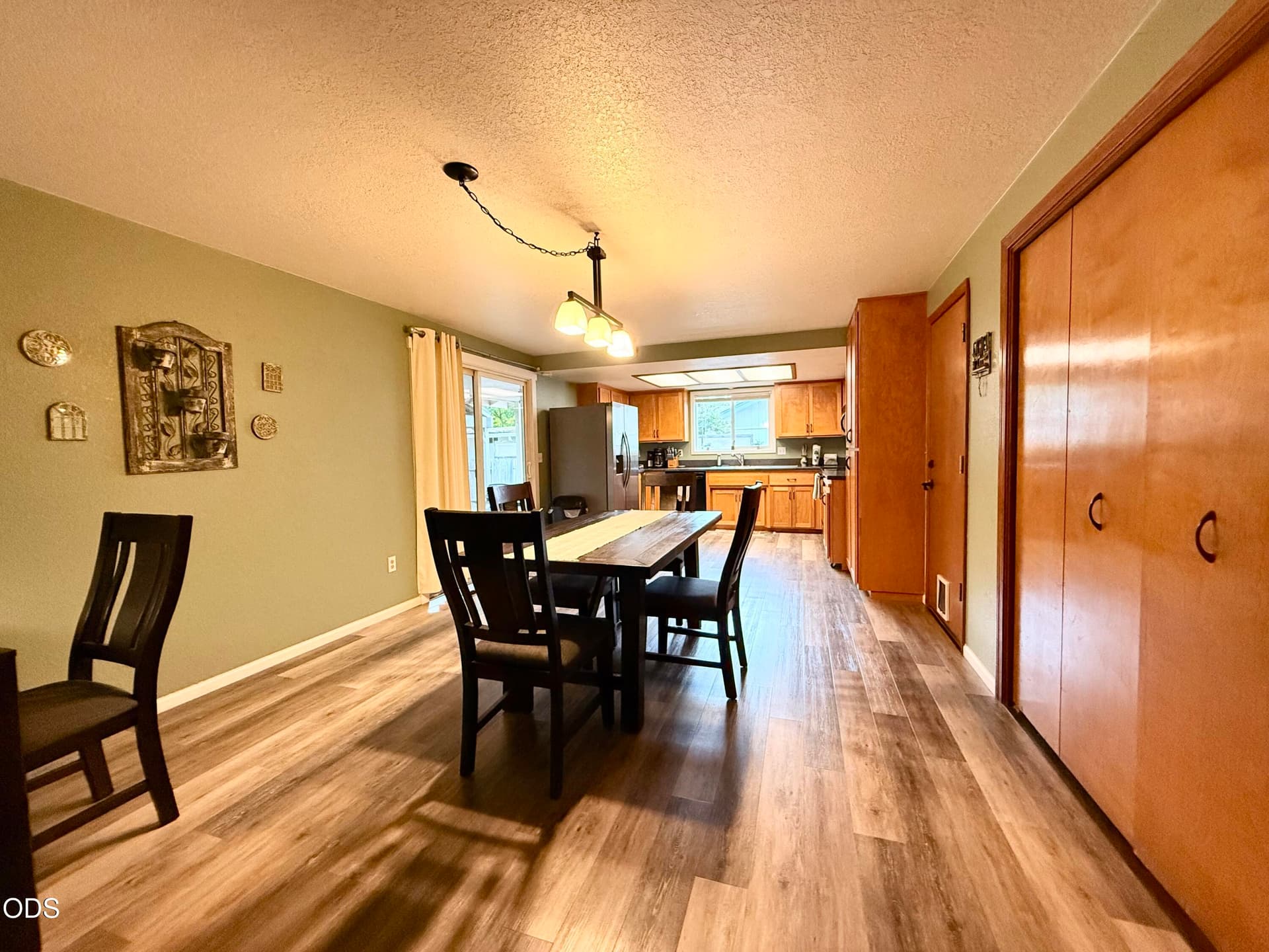 Dining. Photo 4 of 23, 1002 Angler Lane, Grants Pass, OR 97527