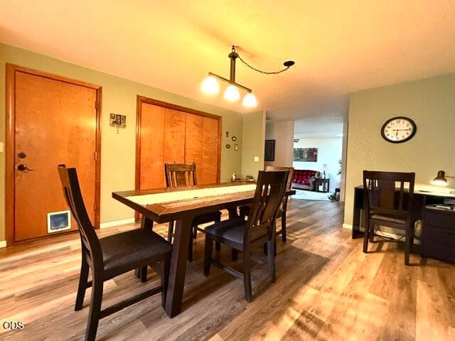 Dining. Photo 5 of 23, 1002 Angler Lane, Grants Pass, OR 97527