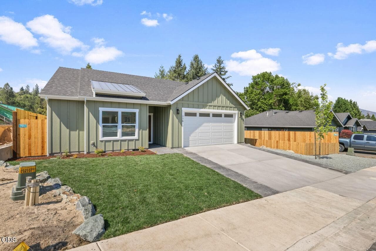 EP1A5424 Large. Photo 2 of 33, 776 Kendall Drive, Grants Pass, OR 97527