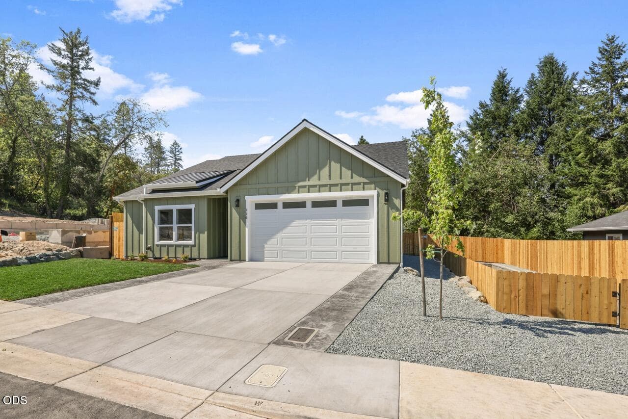 EP1A5433 Large. Photo 3 of 33, 776 Kendall Drive, Grants Pass, OR 97527