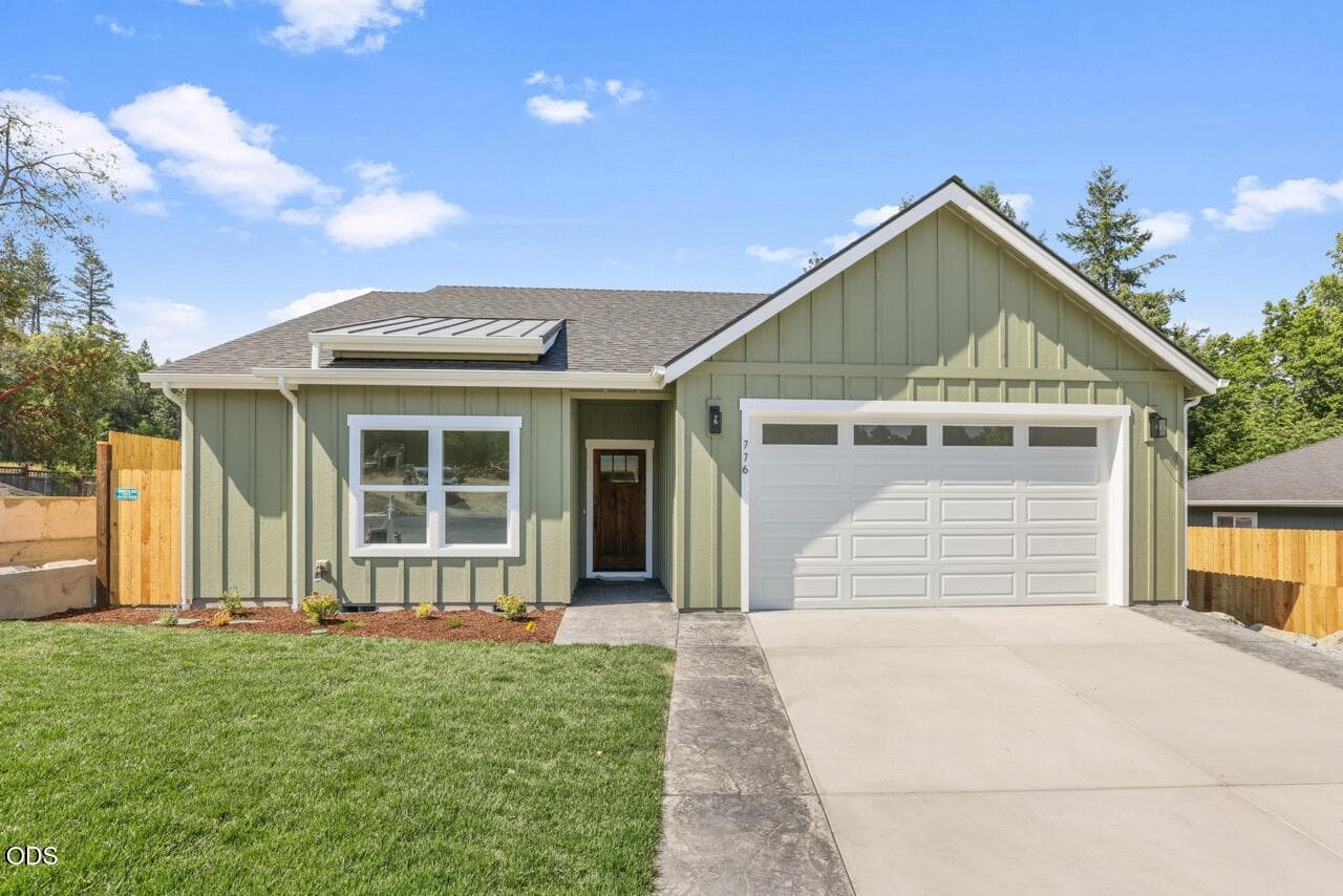 EP1A5436 Large. Photo 1 of 33, 776 Kendall Drive, Grants Pass, OR 97527