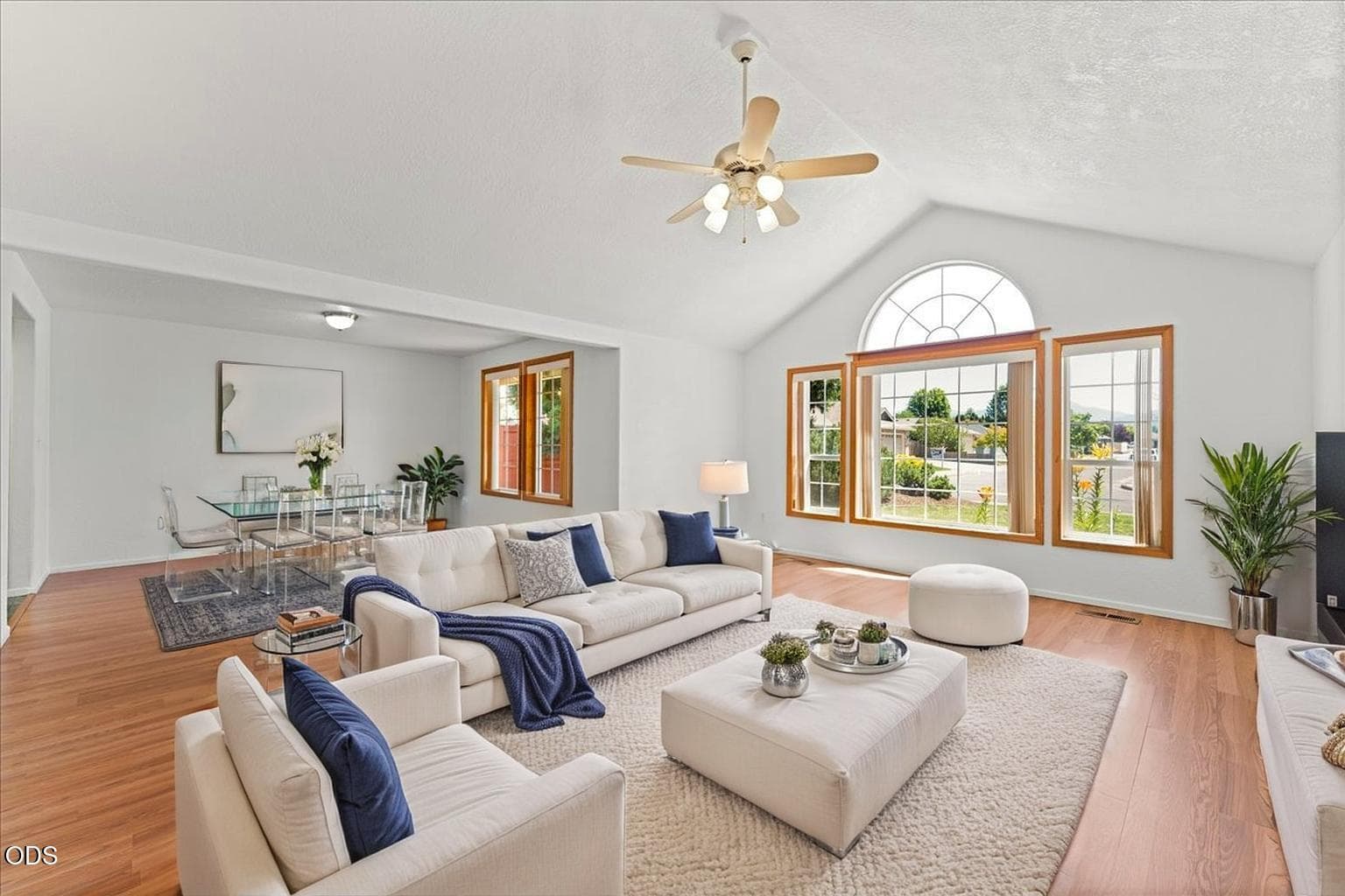 living room. Photo 5 of 37, 3533 Alderwood Drive, Medford, OR 97504