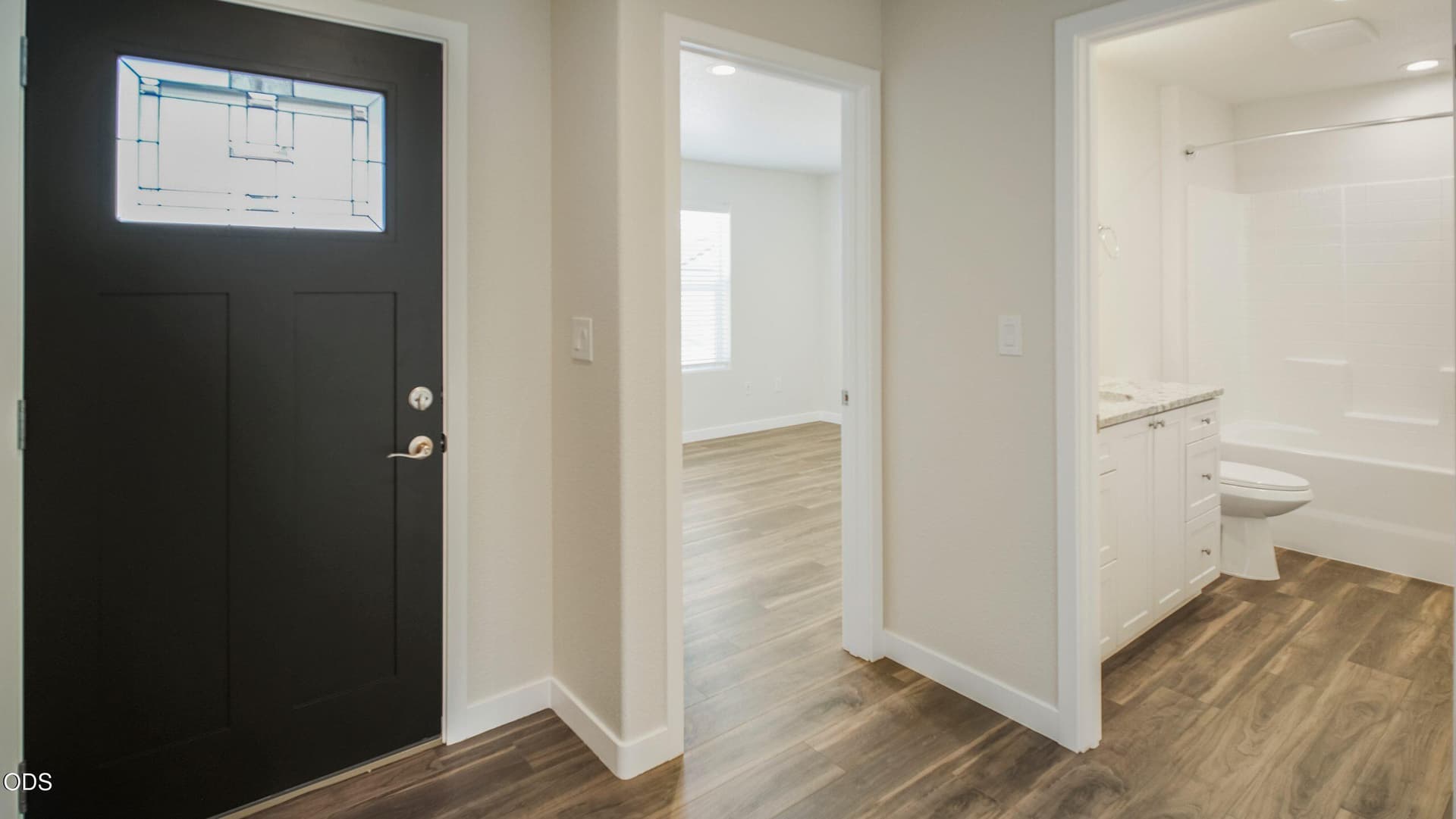 01_2.entry hall. Photo 2 of 21, 5499 Shalynn Drive, Klamath Falls, OR 97603