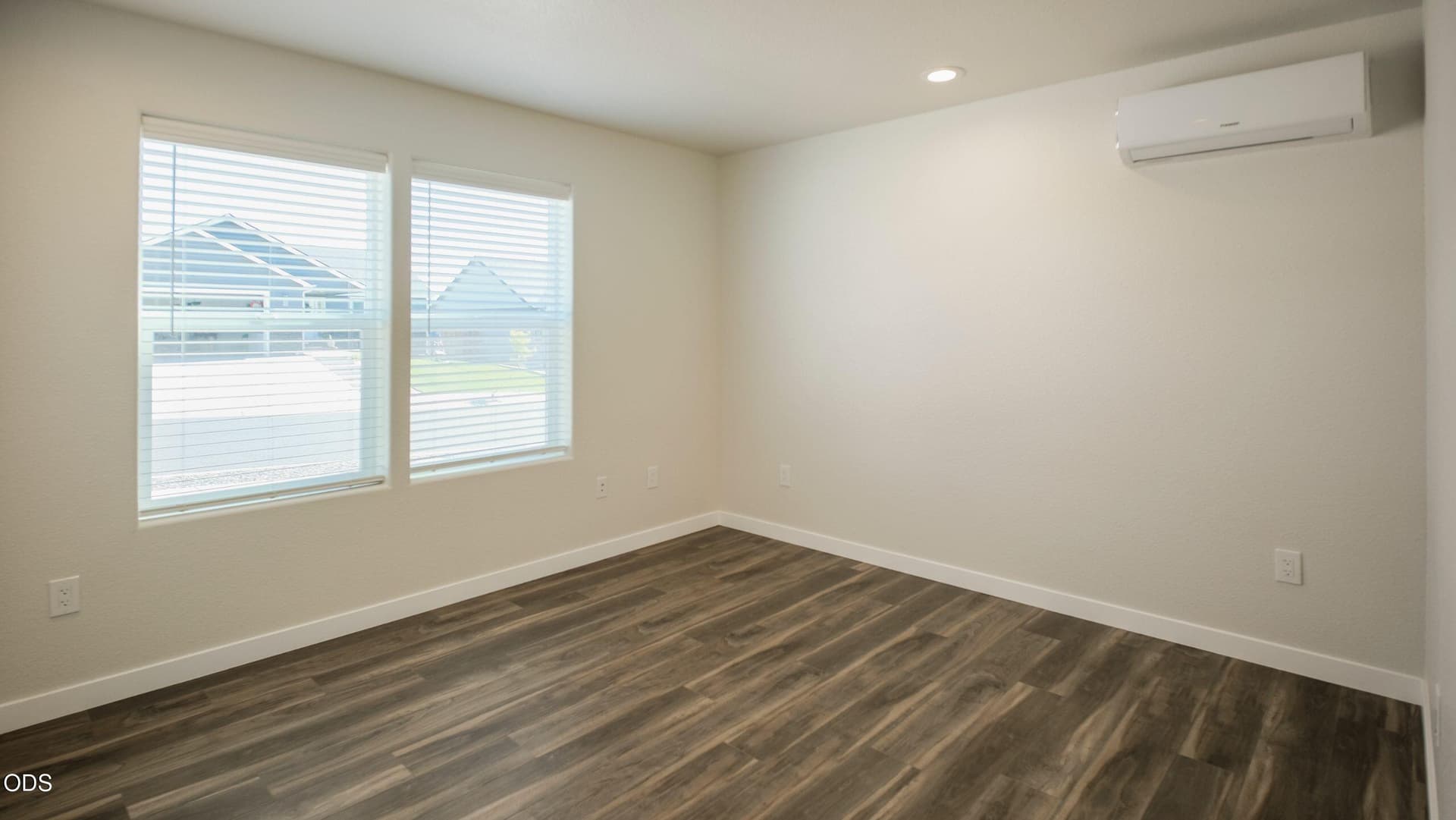 02_3.front bedroom. Photo 3 of 21, 5499 Shalynn Drive, Klamath Falls, OR 97603