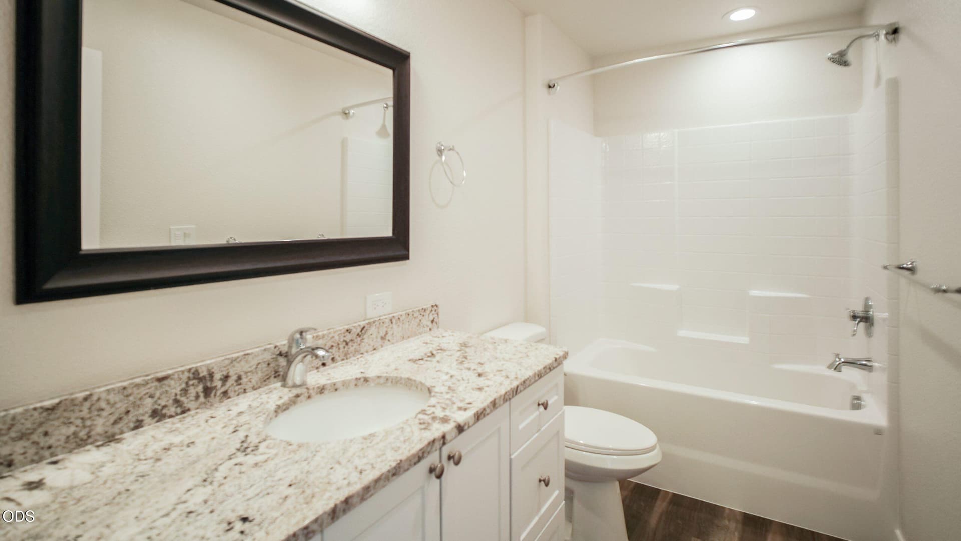 03_4.hall bath. Photo 4 of 21, 5499 Shalynn Drive, Klamath Falls, OR 97603