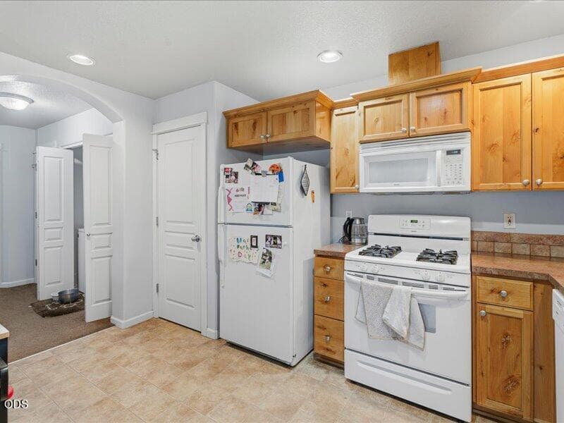 06-Kitchen. Photo 5 of 23, 16558 Daisy Place, La Pine, OR 97739