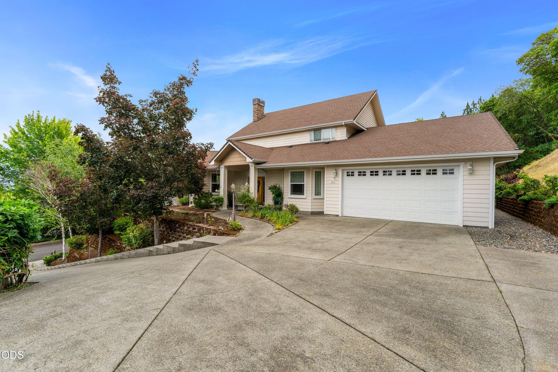 08-EXT (2 of 14). Photo 2 of 54, 2226 SE Linden Lane, Grants Pass, OR 97527