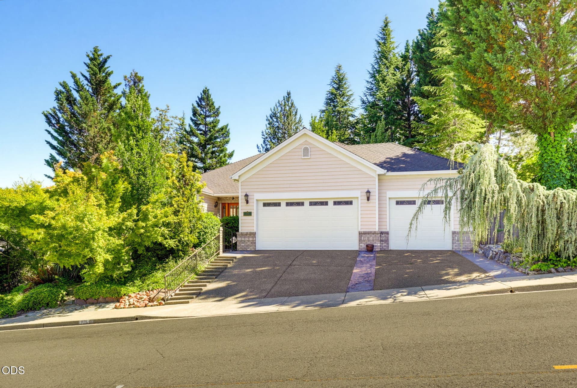 ApxNWM00074. Photo 3 of 70, 1119 NW Morgan Lane, Grants Pass, OR 97526