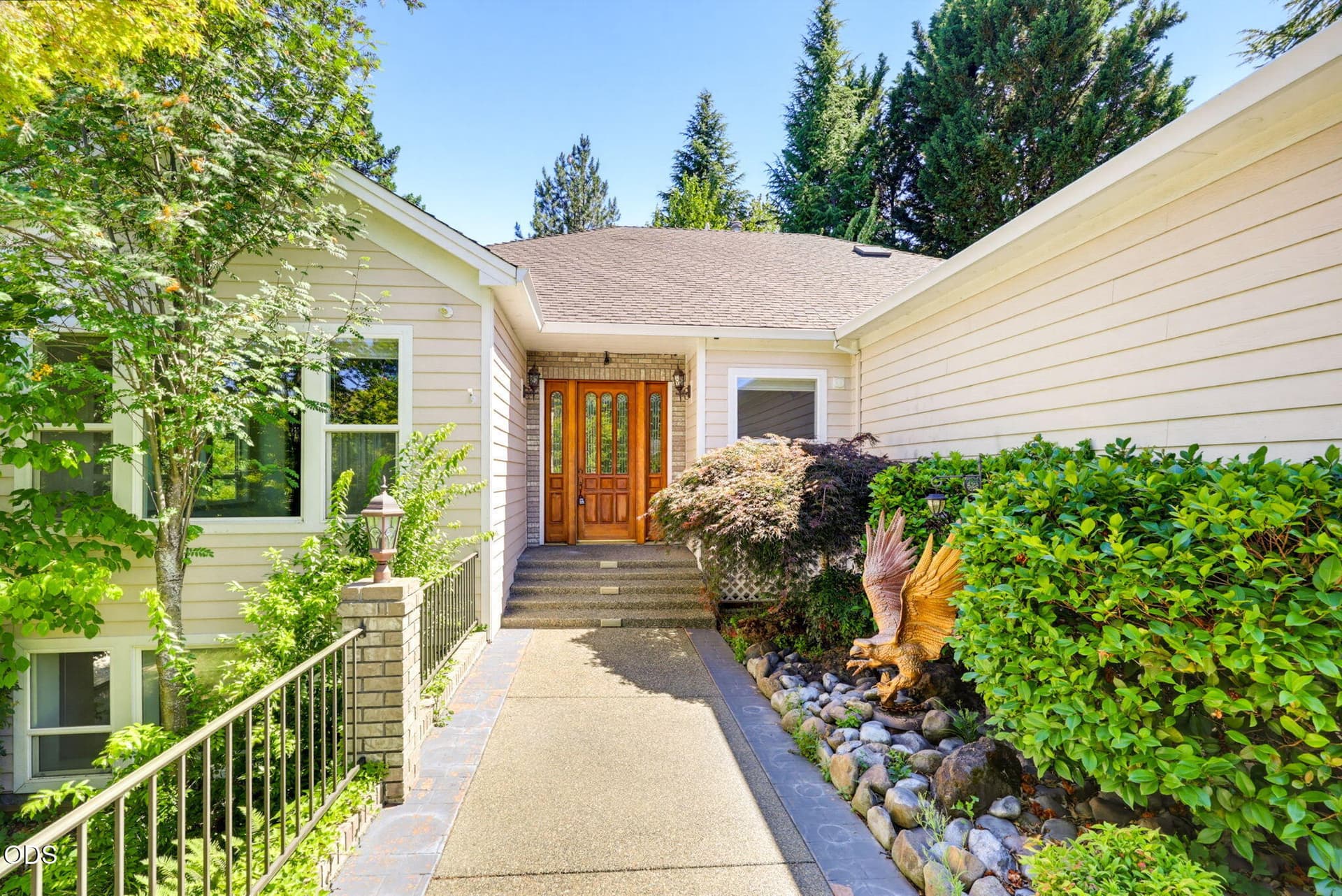 ApxNWM00003. Photo 2 of 70, 1119 NW Morgan Lane, Grants Pass, OR 97526