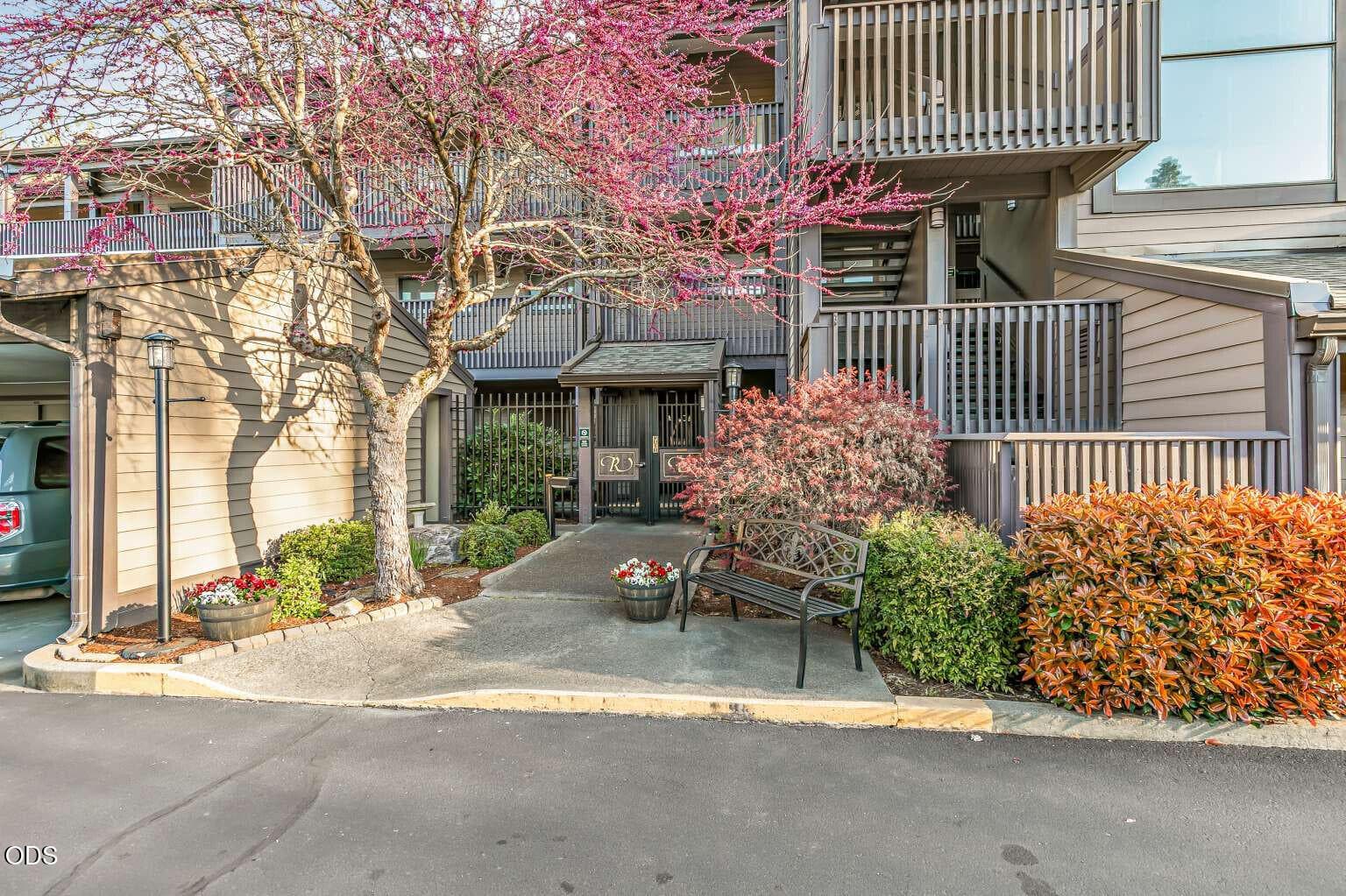 1. Photo 1 of 29, 115 Rogue River Highway Unit APT 302, Grants Pass, OR 97527