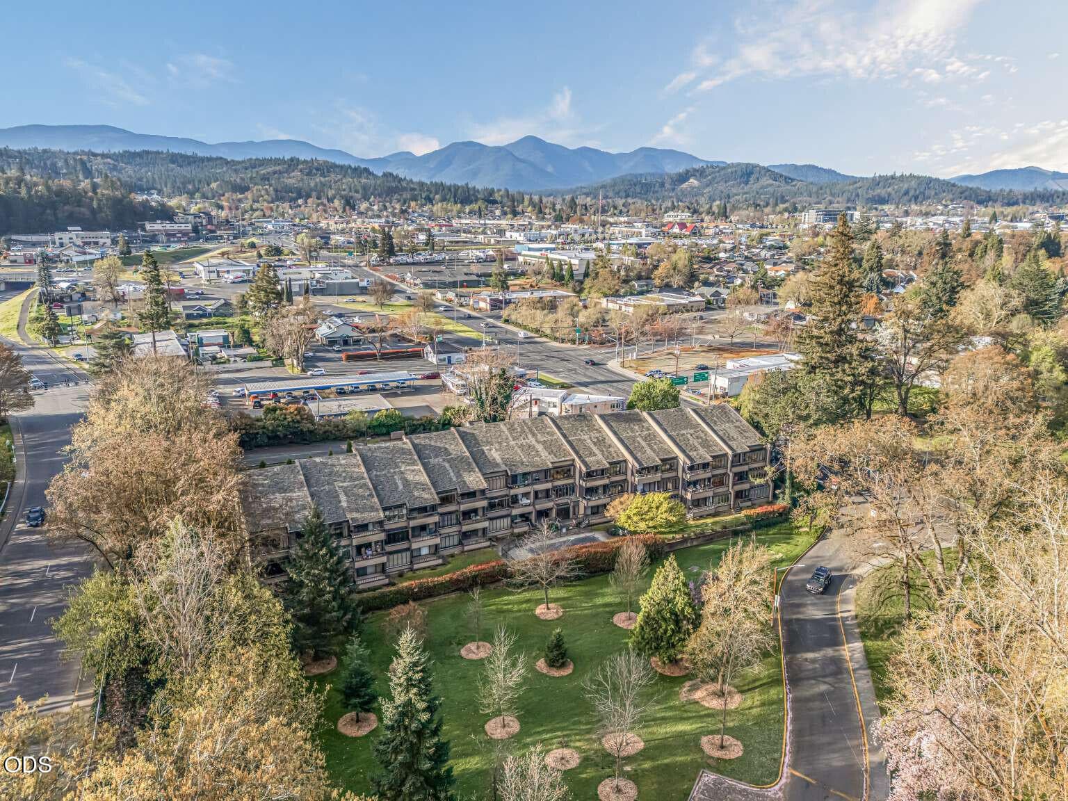 Stegemiller.1. Photo 2 of 29, 115 Rogue River Highway Unit APT 302, Grants Pass, OR 97527