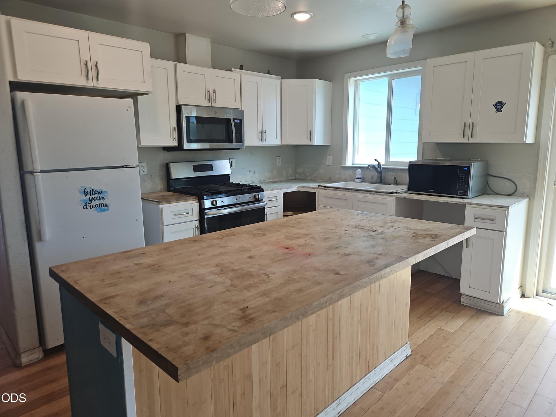 2. Kitchen. Photo 2 of 18, 3152 Madison Street, Klamath Falls, OR 97603