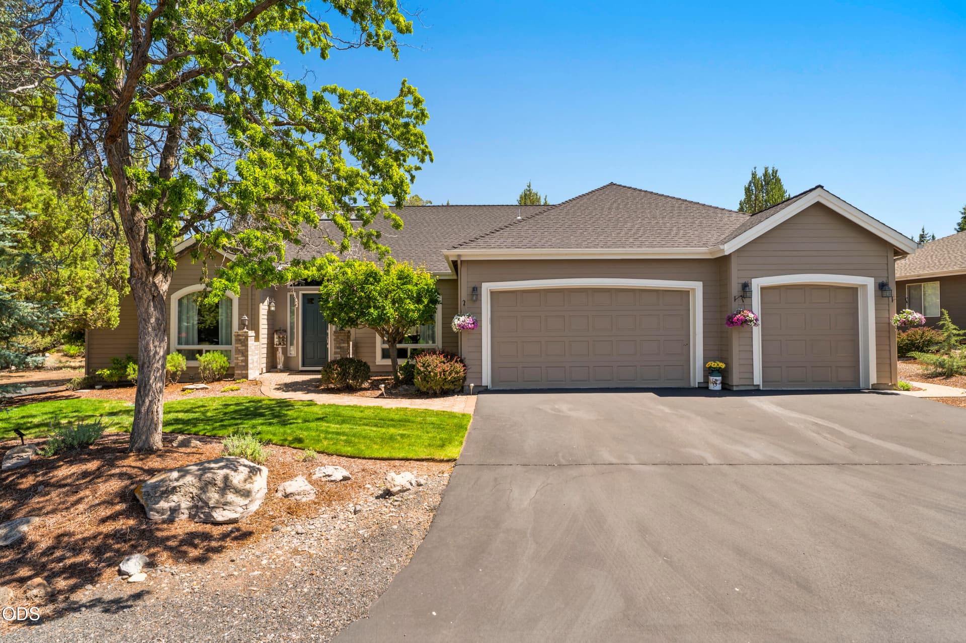01-Exterior. Photo 1 of 85, 880 Willet Lane, Redmond, OR 97756
