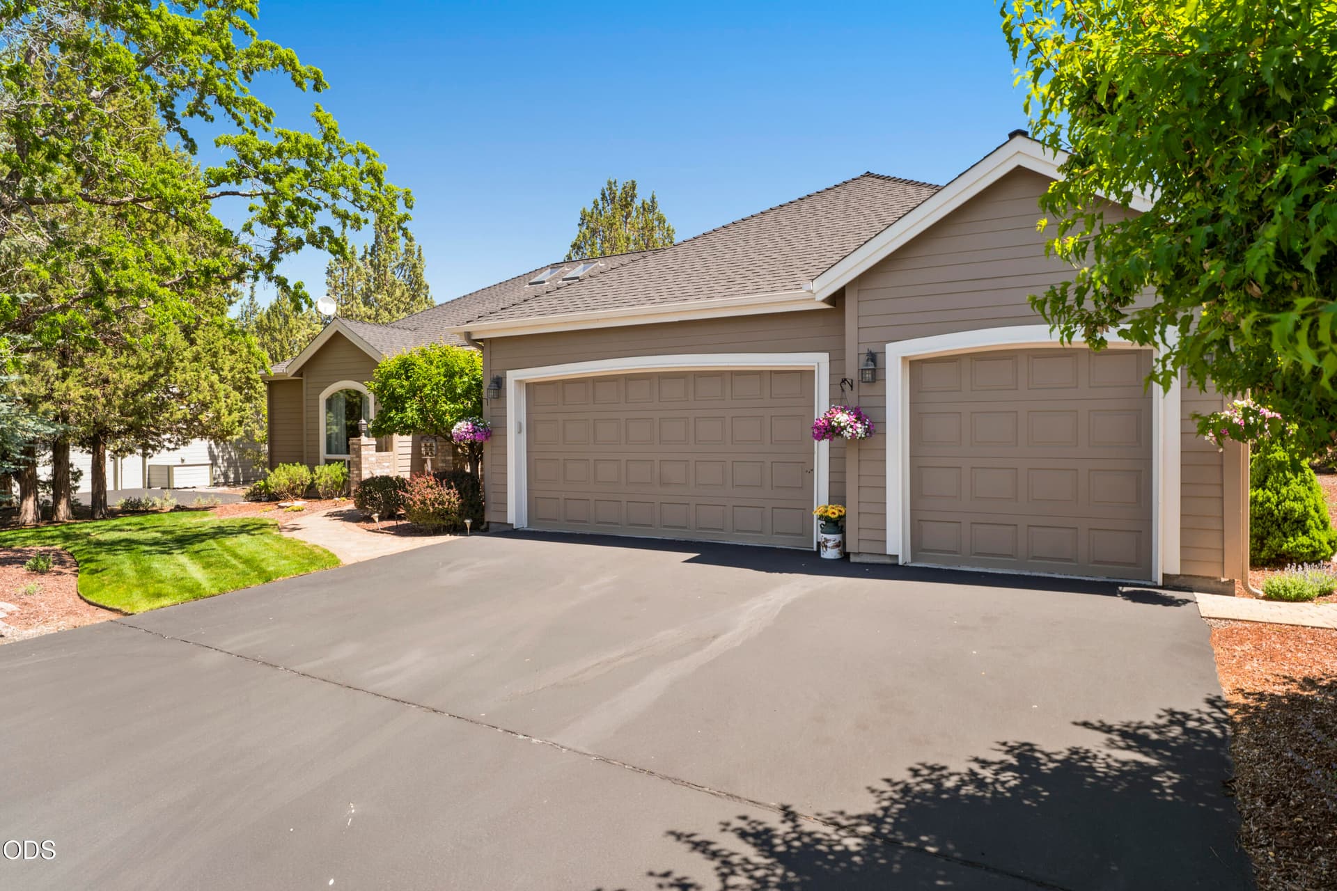 05-Exterior. Photo 2 of 85, 880 Willet Lane, Redmond, OR 97756
