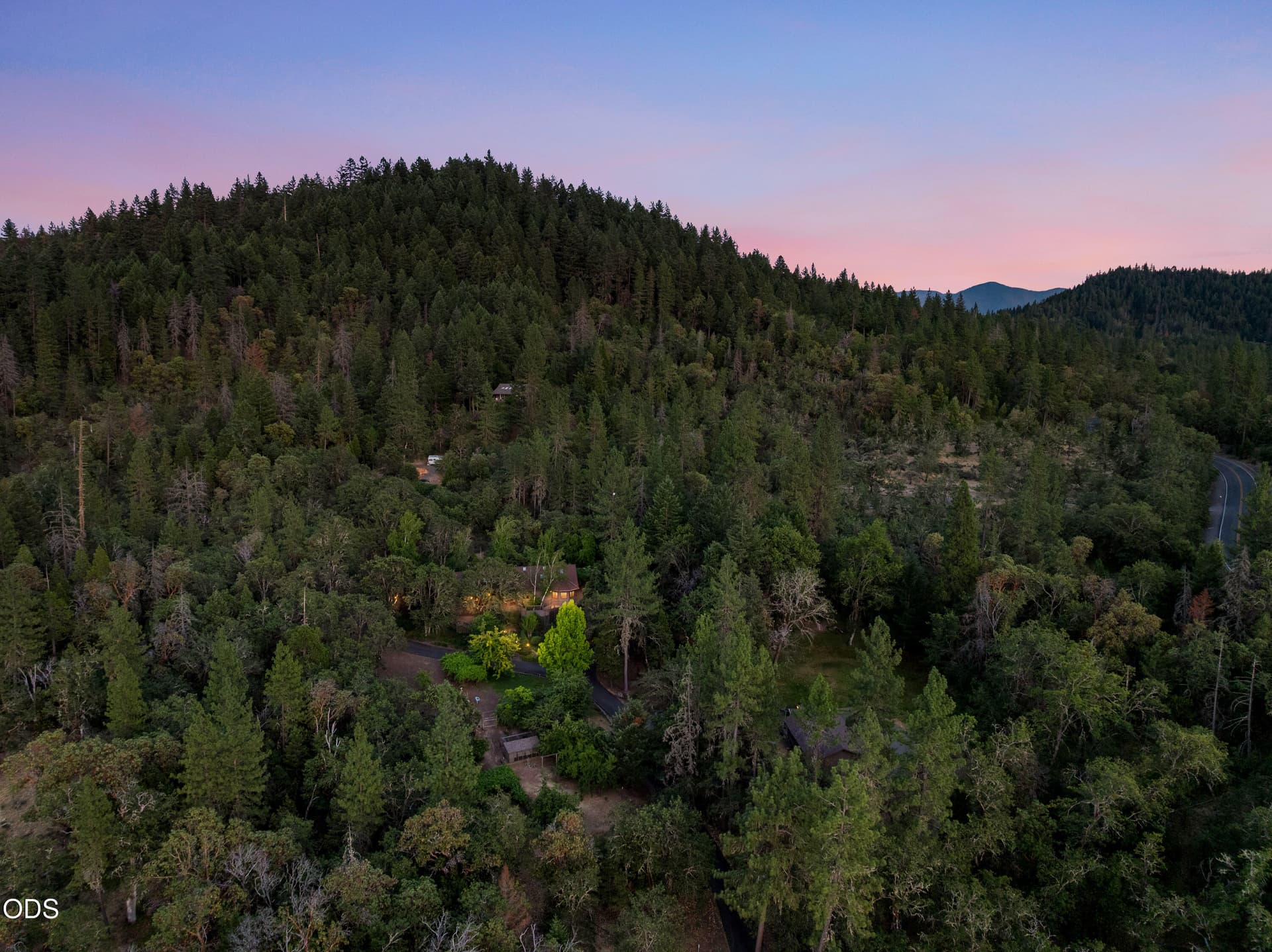 TWILIGHT 2. Photo 2 of 44, 840 Shadow Hills Drive, Grants Pass, OR 97526