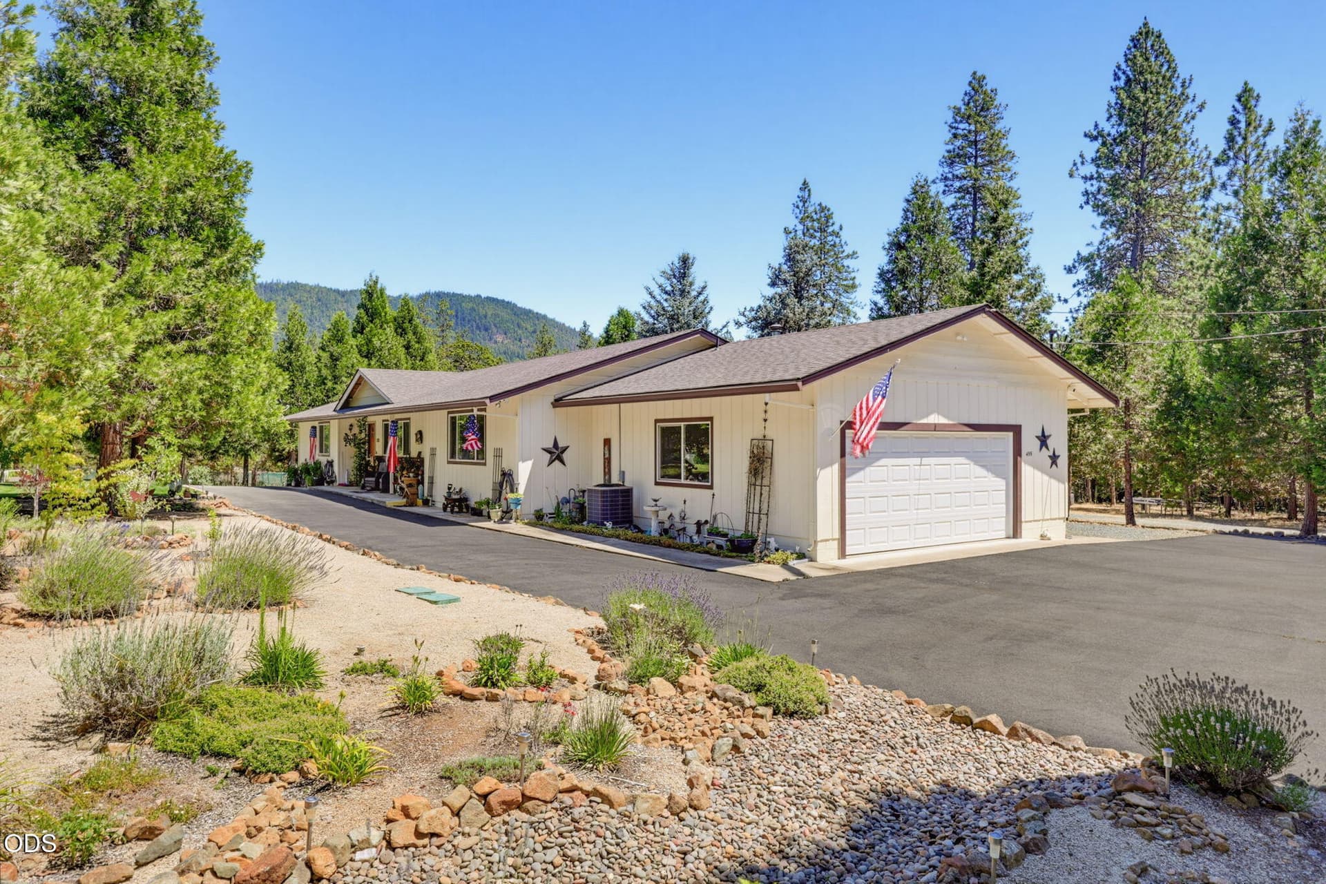 ApxEW00009. Photo 2 of 53, 455 Eric Way, Grants Pass, OR 97526