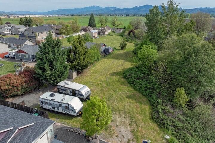 hw2. Photo 2 of 8, 895 Holley Way, Central Point, OR 97502