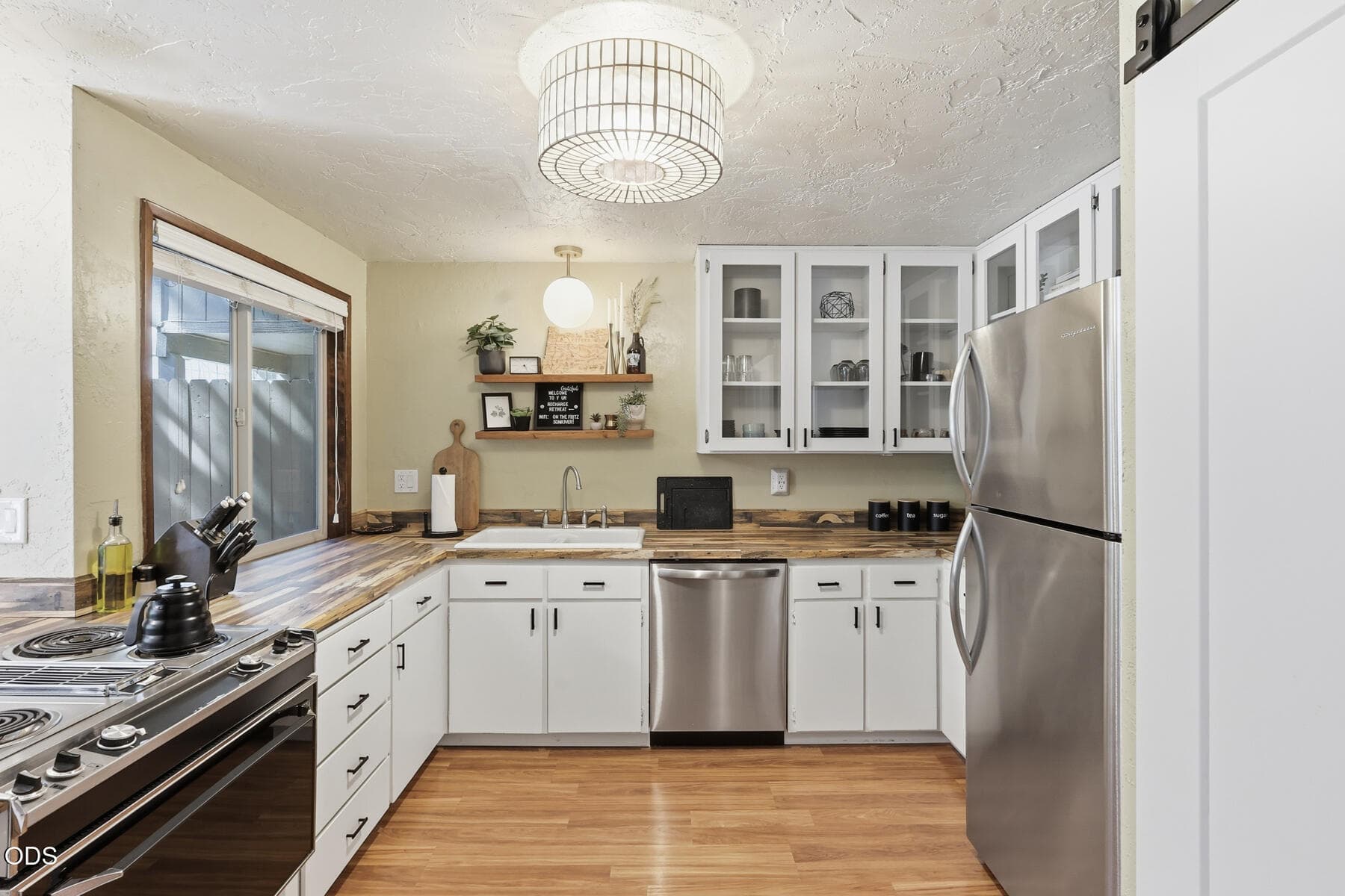18_kitchen. Photo 3 of 40, 16693 Wagon Trail, Bend, OR 97707