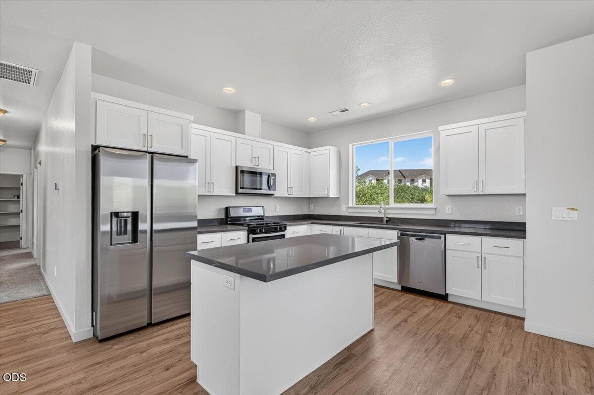 Kitchen. Photo 3 of 27, 3327 Kingsbury Drive, Medford, OR 97504