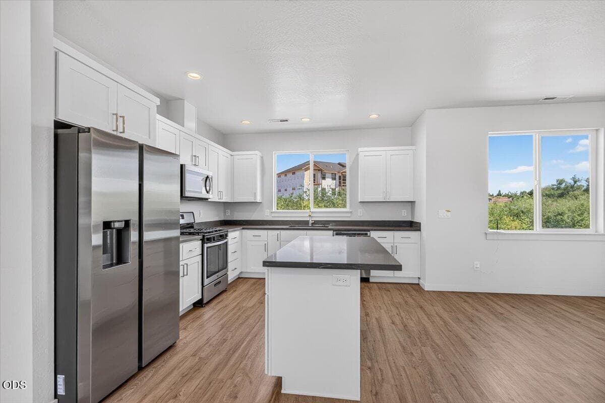 Kitchen. Photo 4 of 27, 3327 Kingsbury Drive, Medford, OR 97504