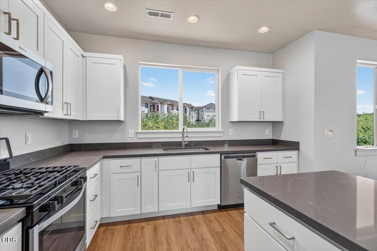 Kitchen. Photo 5 of 27, 3327 Kingsbury Drive, Medford, OR 97504