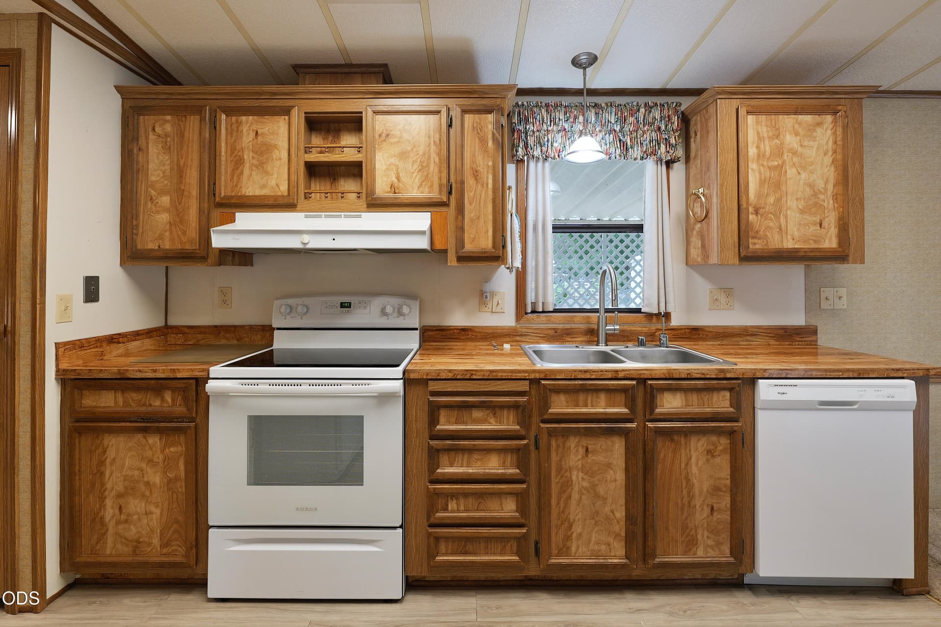 Kitchen. Photo 5 of 39, 21 Brophy Way Unit UNIT 17, Shady Cove, OR 97539