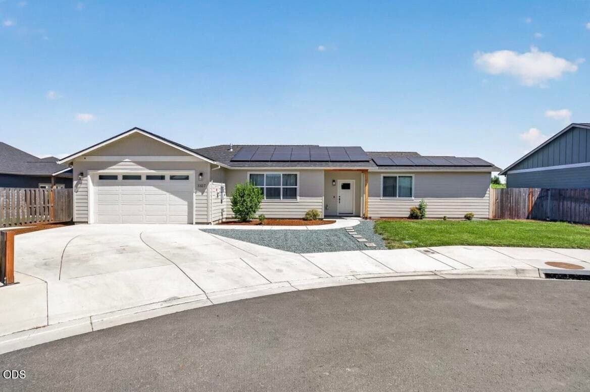 Exterior. Photo 1 of 27, 3327 Kingsbury Drive, Medford, OR 97504