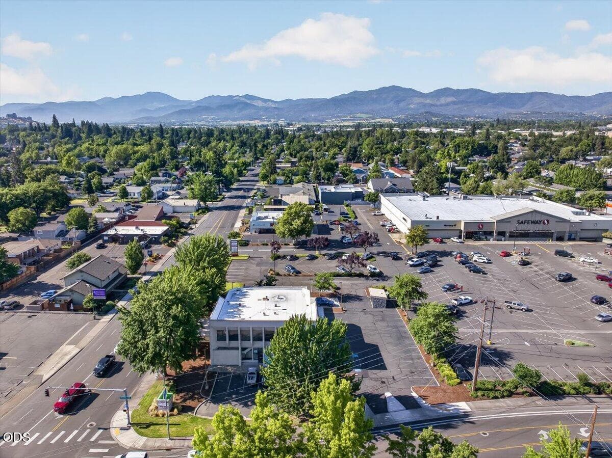 11-11. Photo 5 of 44, 790 Stevens Street Unit 2, Medford, OR 97504
