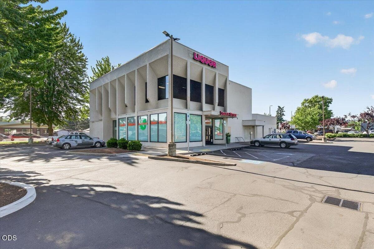 18-18. Photo 1 of 44, 790 Stevens Street Unit 2, Medford, OR 97504