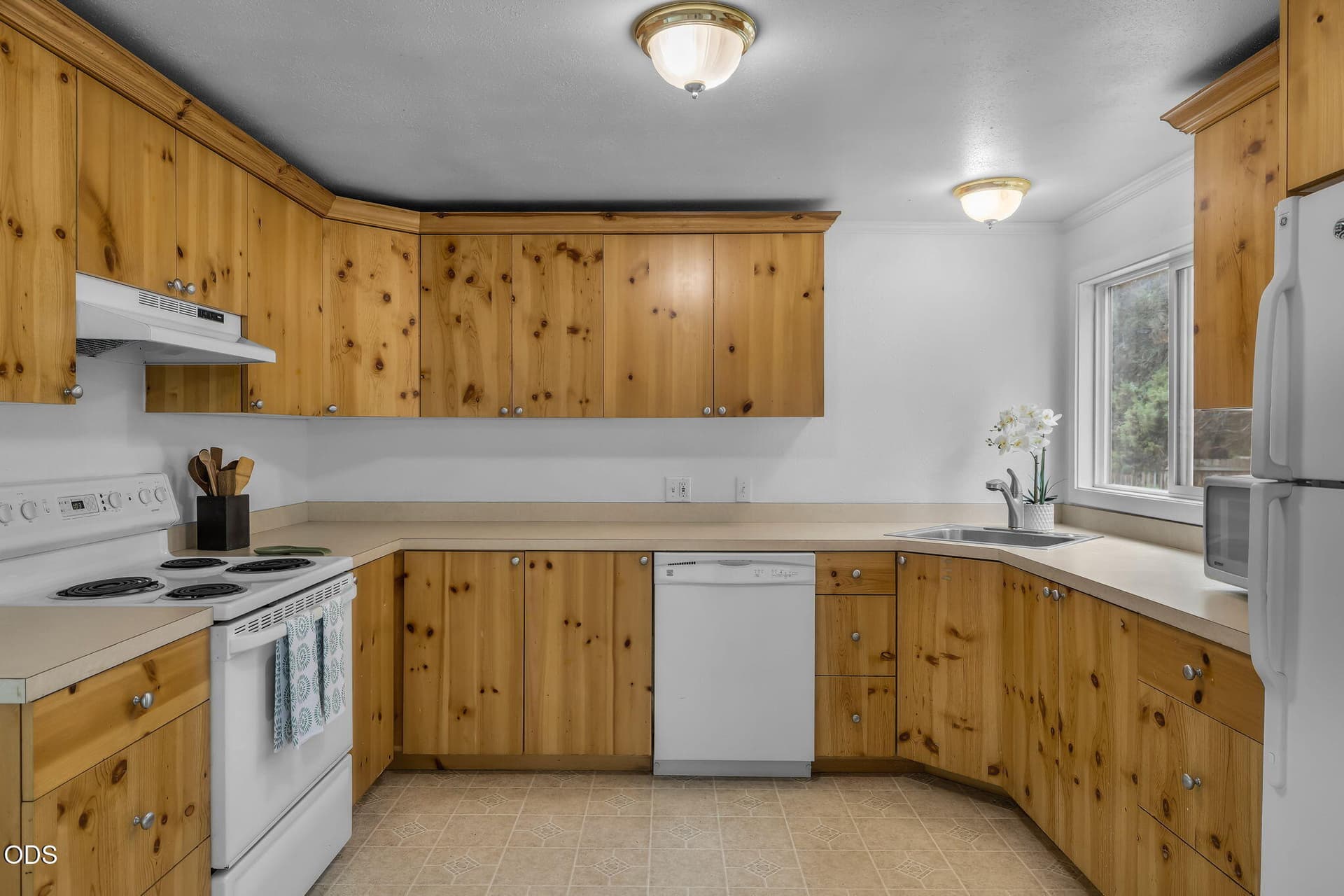 Kitchen. Photo 4 of 48, 61057 Chuckanut Drive, Bend, OR 97702