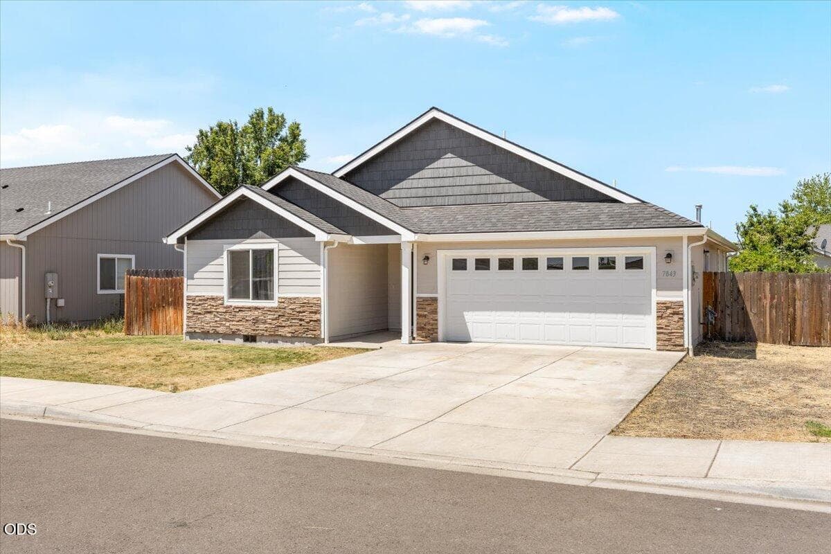 Primary. Photo 1 of 18, 7843 Cadence Lane, White City, OR 97503