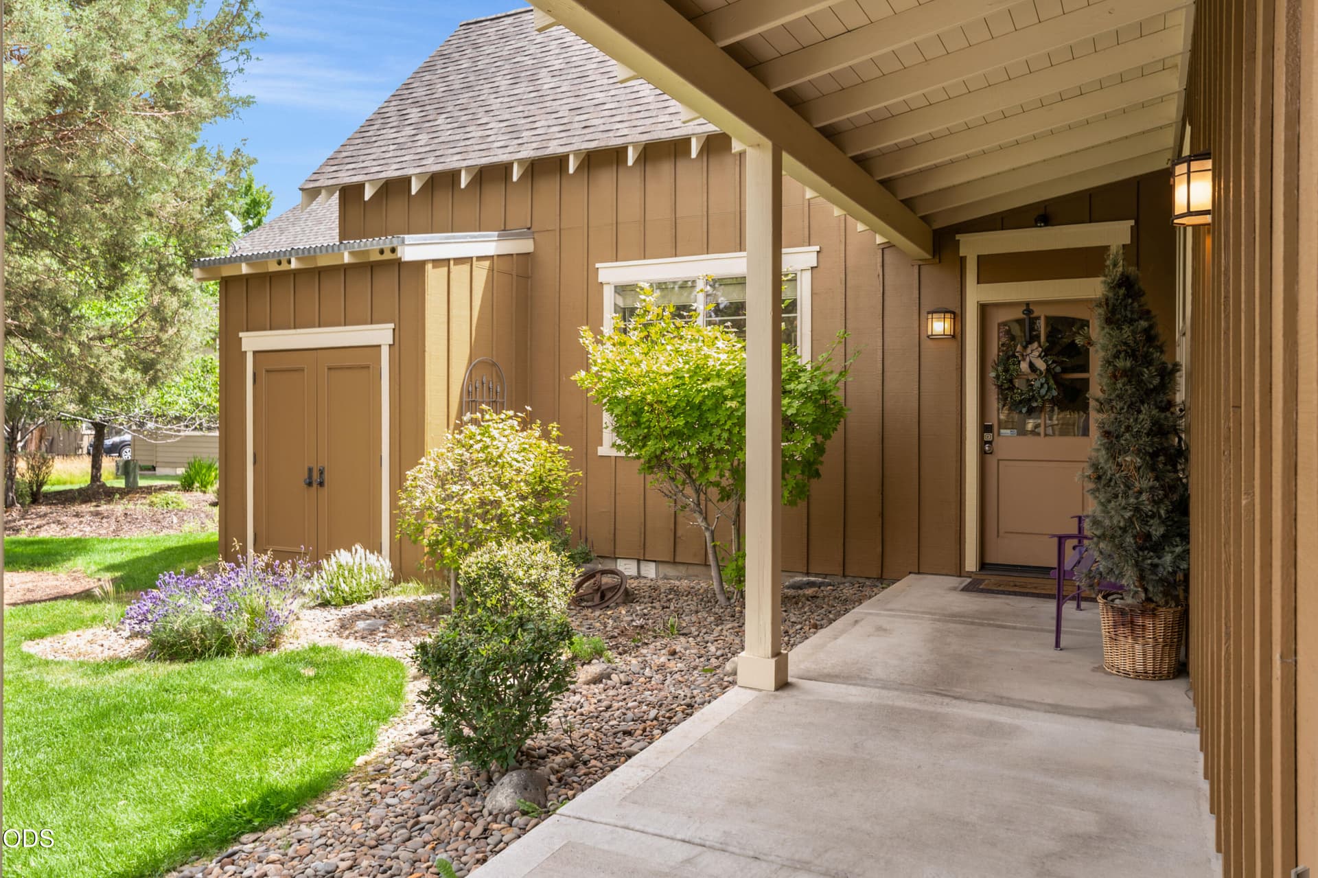 Front Entry. Photo 2 of 66, 320 Split Rail Lane, Redmond, OR 97756