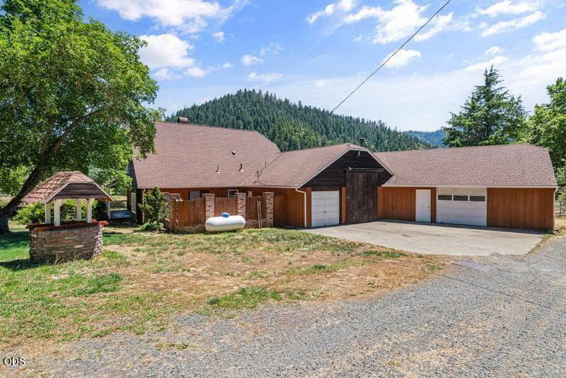 3. Photo 3 of 29, 12974 E Evans Creek Road, Rogue River, OR 97537