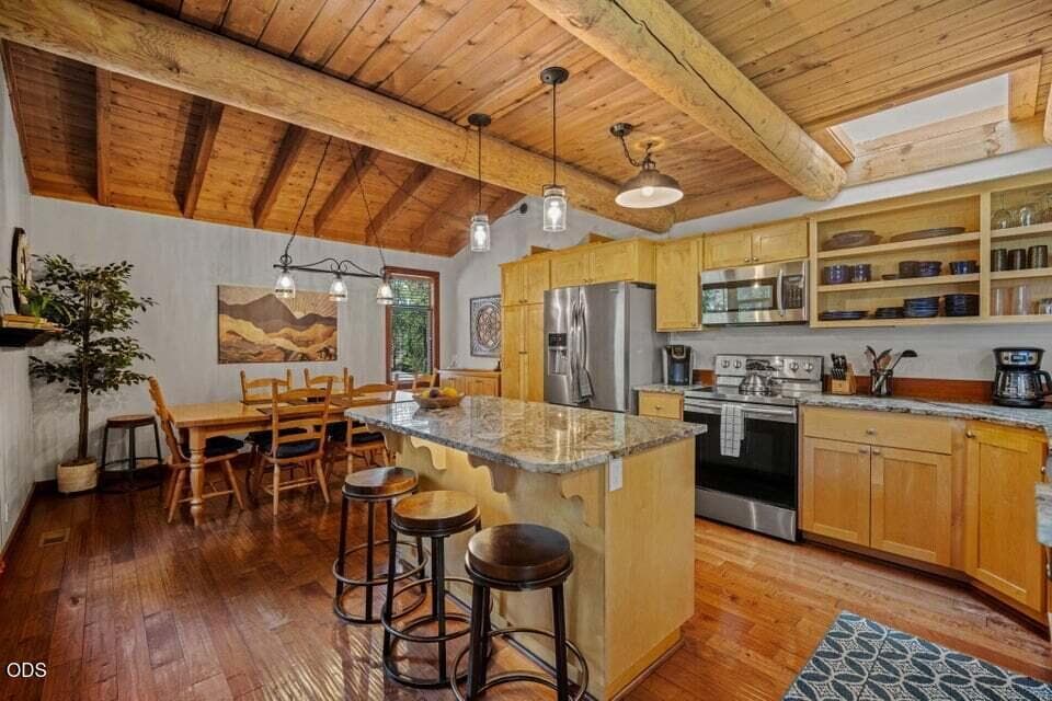20260422215826135749000000-o. Photo 5 of 58, 57089 Wild Lily Lane Unit 16, Sunriver, OR 97707