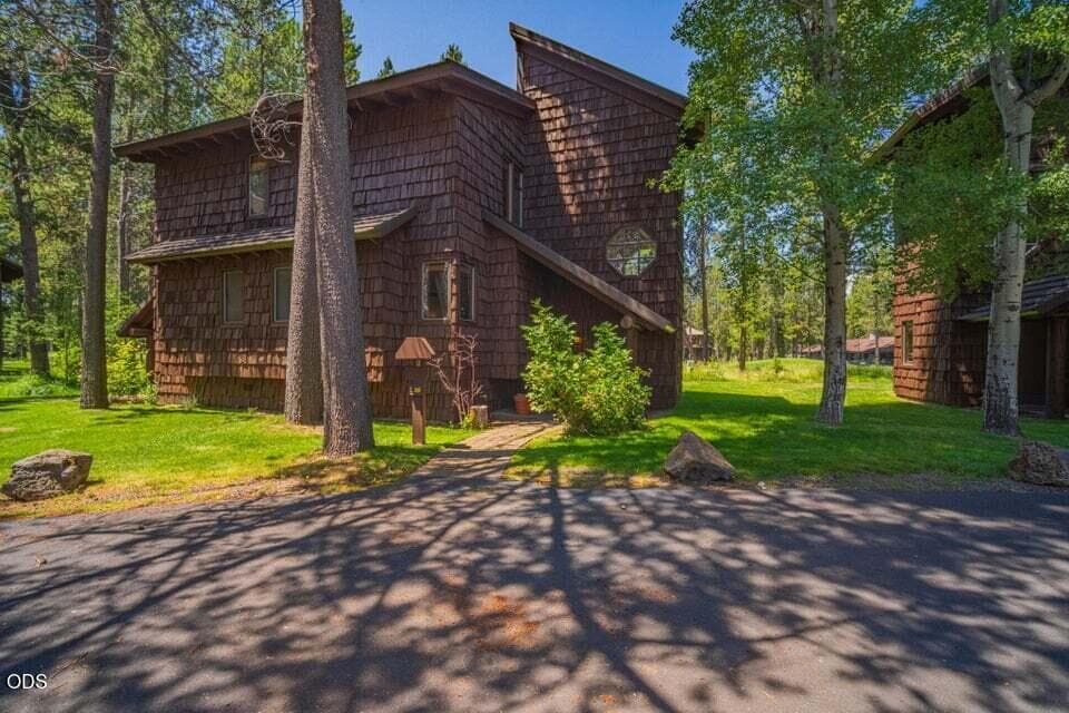 20260422215827059243000000-o. Photo 2 of 58, 57089 Wild Lily Lane Unit 16, Sunriver, OR 97707