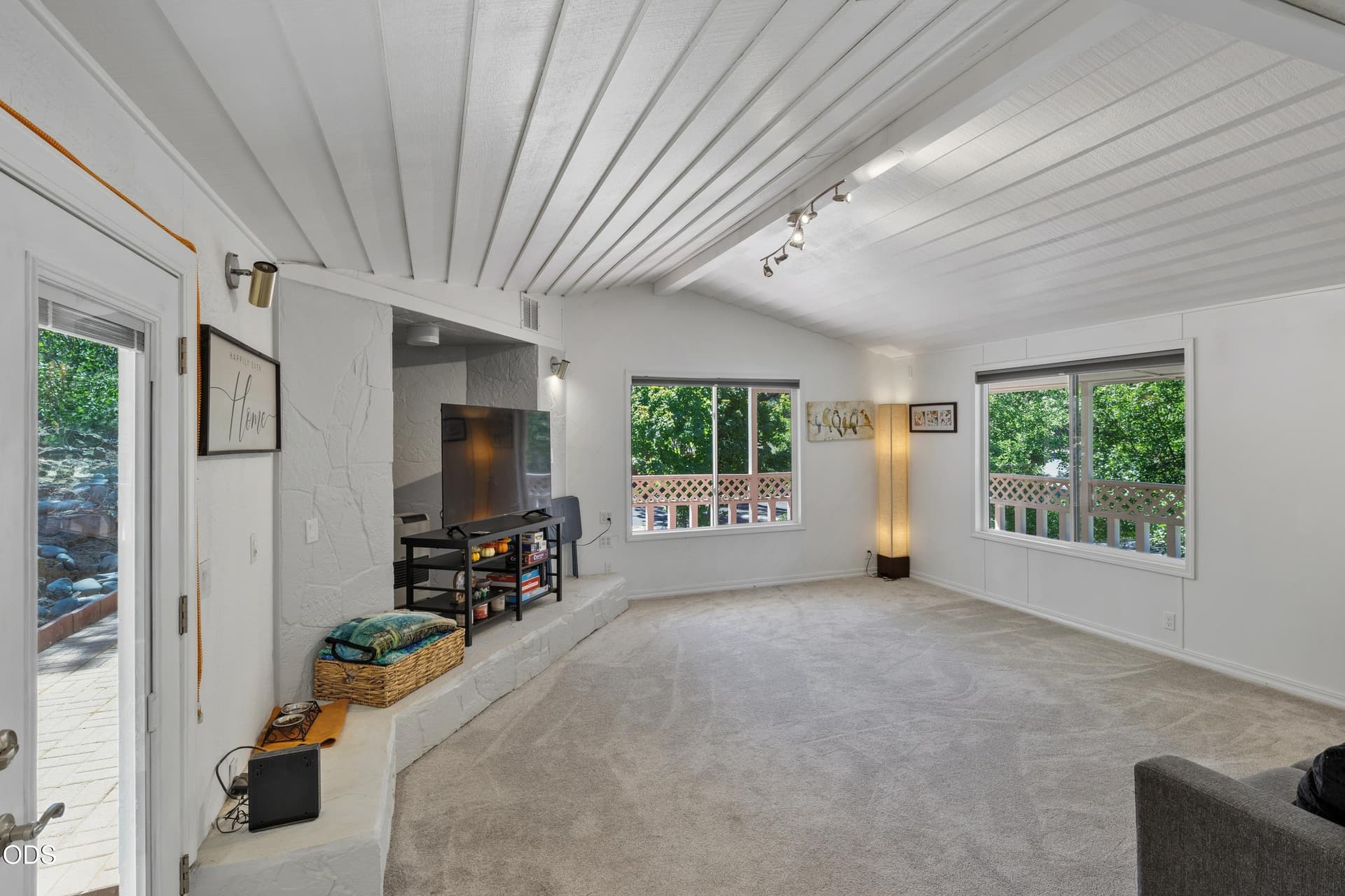family room. Photo 5 of 22, 60944 McMullin Drive, Bend, OR 97702