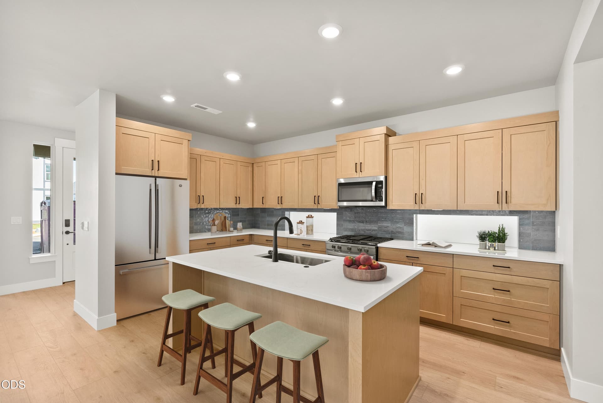 EST173-Everett-F-Classic-Kitchen. Photo 5 of 26, 3890 NE Petrosa Avenue, Bend, OR 97701