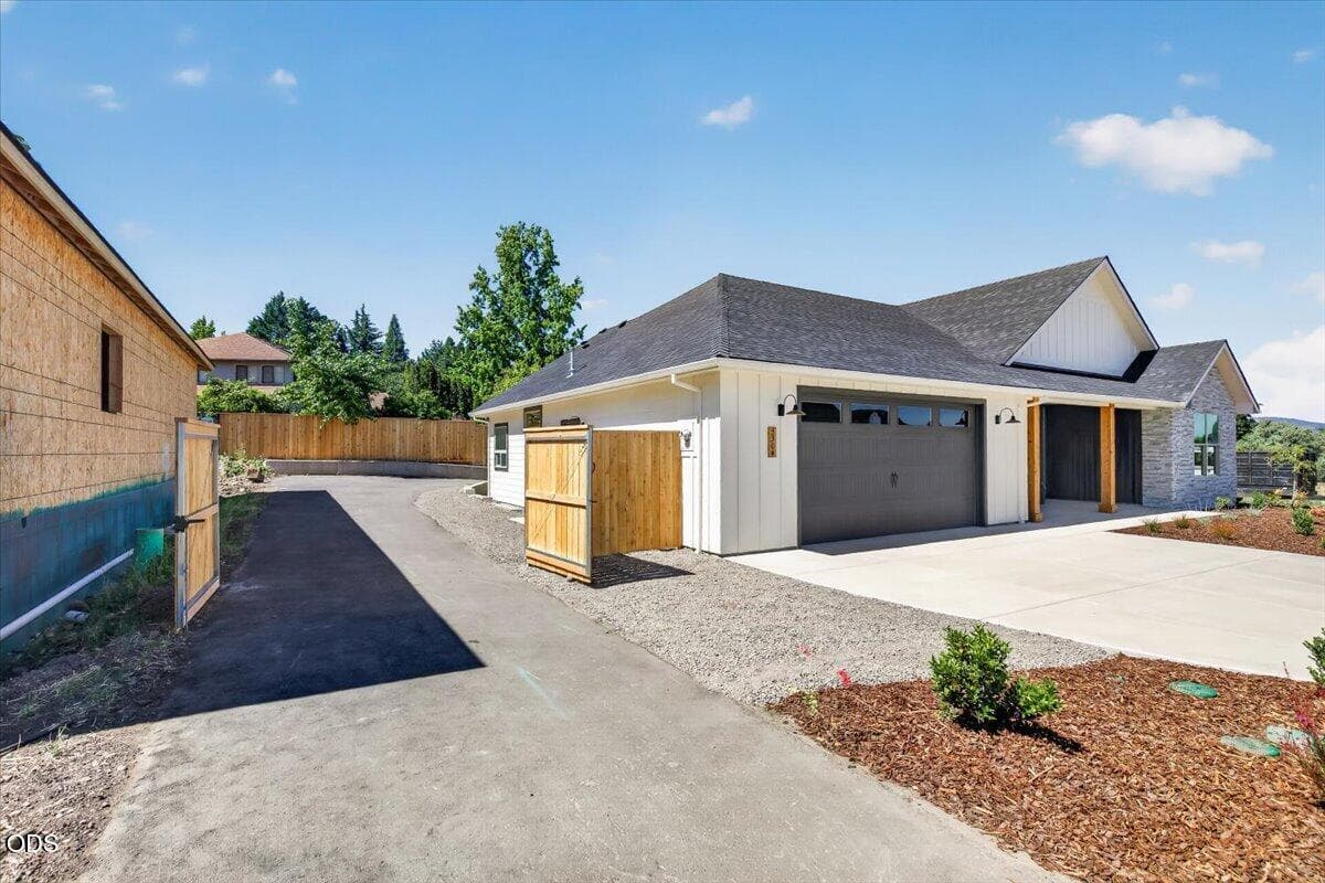 08-44. Photo 2 of 34, 3304 Tree Top Drive, Medford, OR 97504