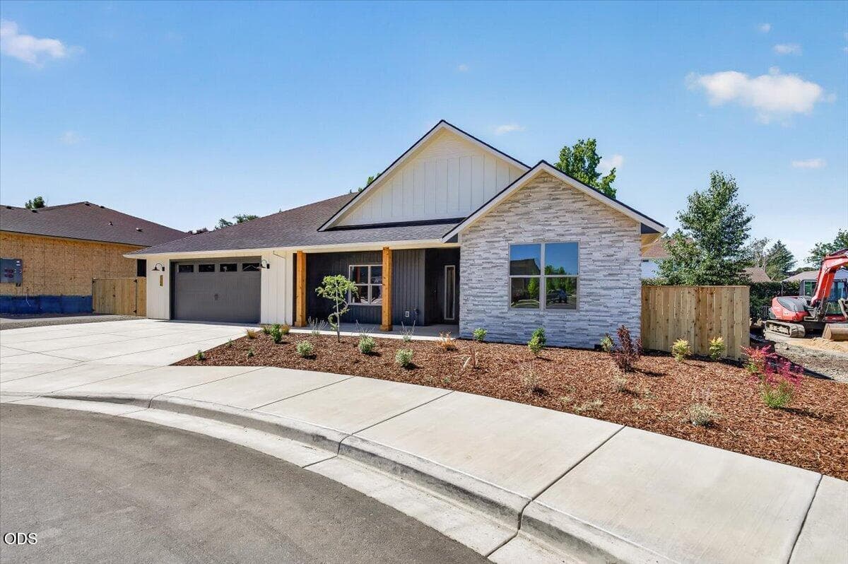 09-45. Photo 1 of 34, 3304 Tree Top Drive, Medford, OR 97504