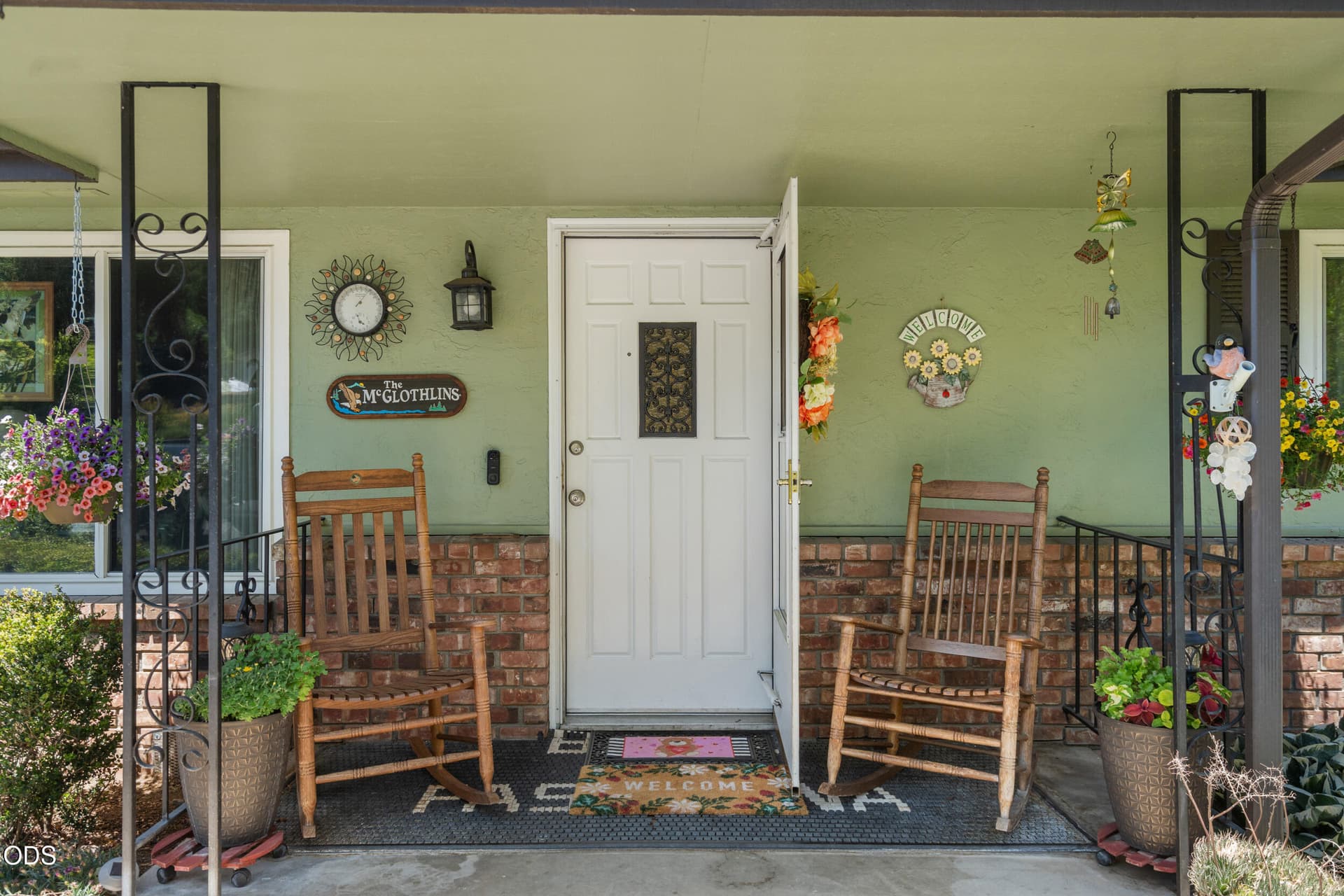 Entryway. Photo 3 of 40, 686 Towne Street, Grants Pass, OR 97527