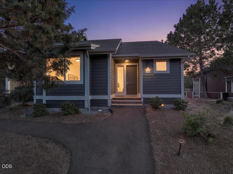 32-Exterior. Photo 2 of 67, 1395 Highland View Loop, Redmond, OR 97756