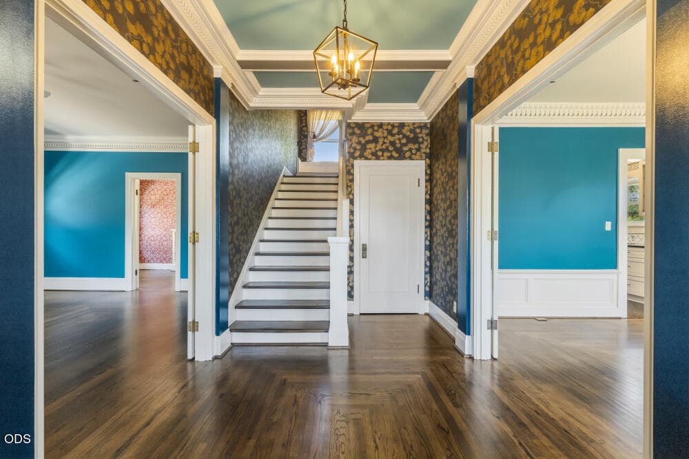 entry. Photo 4 of 55, 219 Pine Street, Klamath Falls, OR 97601
