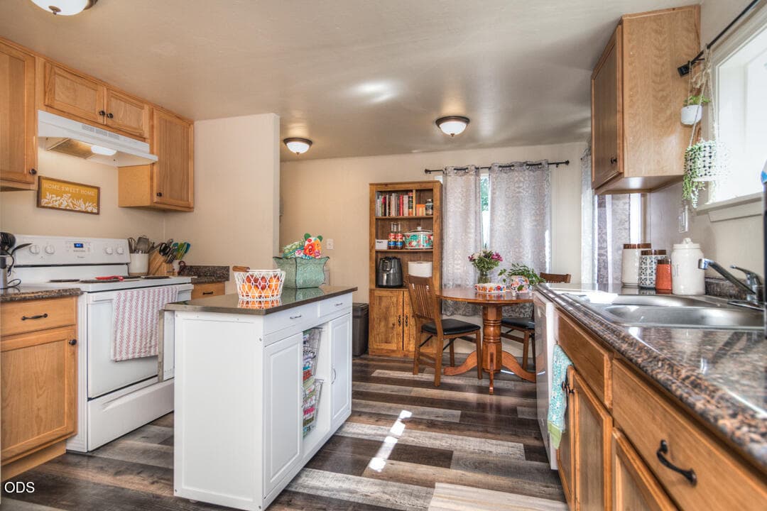 Douglas kitchen_dining 2 bed unit. Photo 5 of 21, 475 SE Douglas Street, Bend, OR 97702