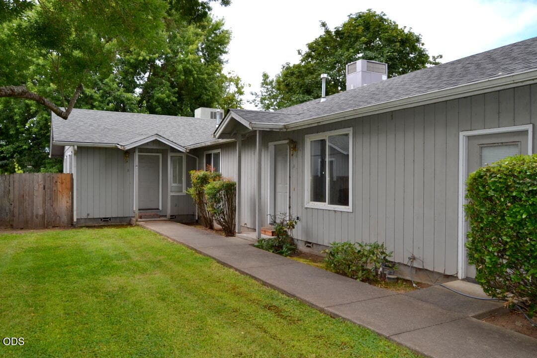 Front. Photo 1 of 19, 1632 Leonard Road Unit A & B, Grants Pass, OR 97527